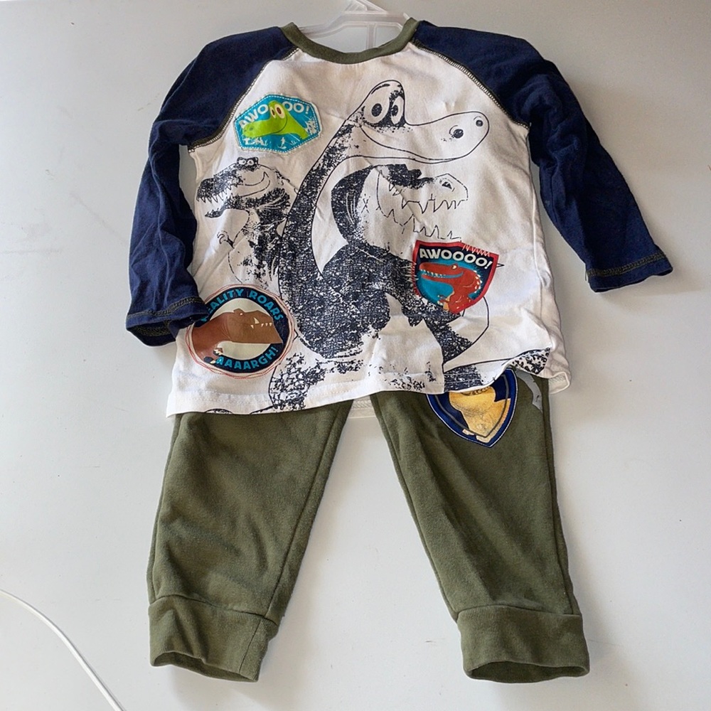 Disney size 3T Arlo set